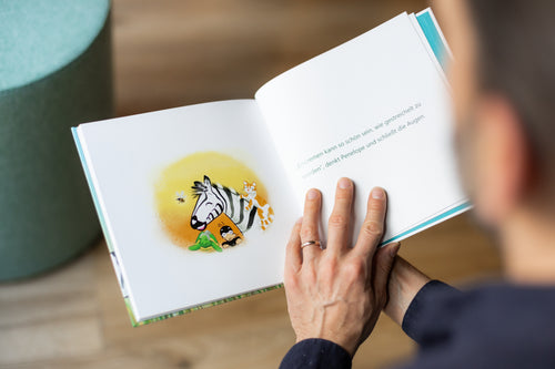 Sonnenschutz im Kindesalter - Kinderbuch: Wie das kleine Zebra Penelope seine weißen Streifen verlor
